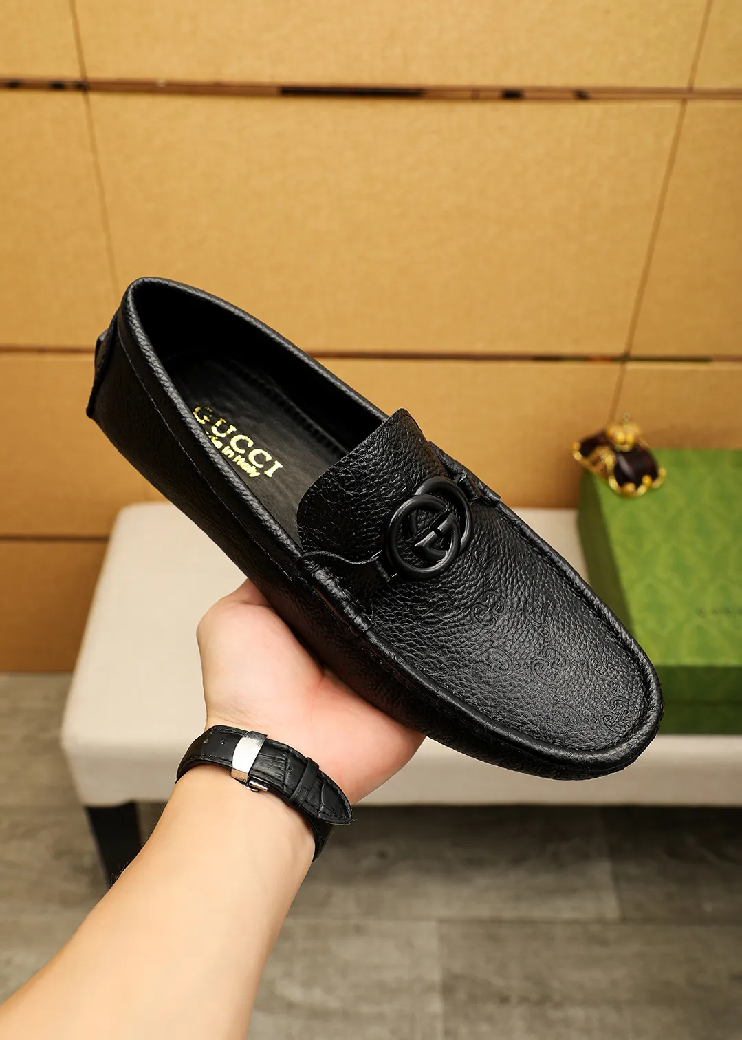Men's shoes 💰420 💐 Product trademark: GUCCI "Gucci" Doudou shoes Regular size: 38-44 (45🉑️customized) Product materials: Selected imported first-layer calfskin embossed upper + luxury hardware buckle, imported sheep 🐑 leather lining. Strong three-dimensional visual effect, original outsole color: 2 colors available